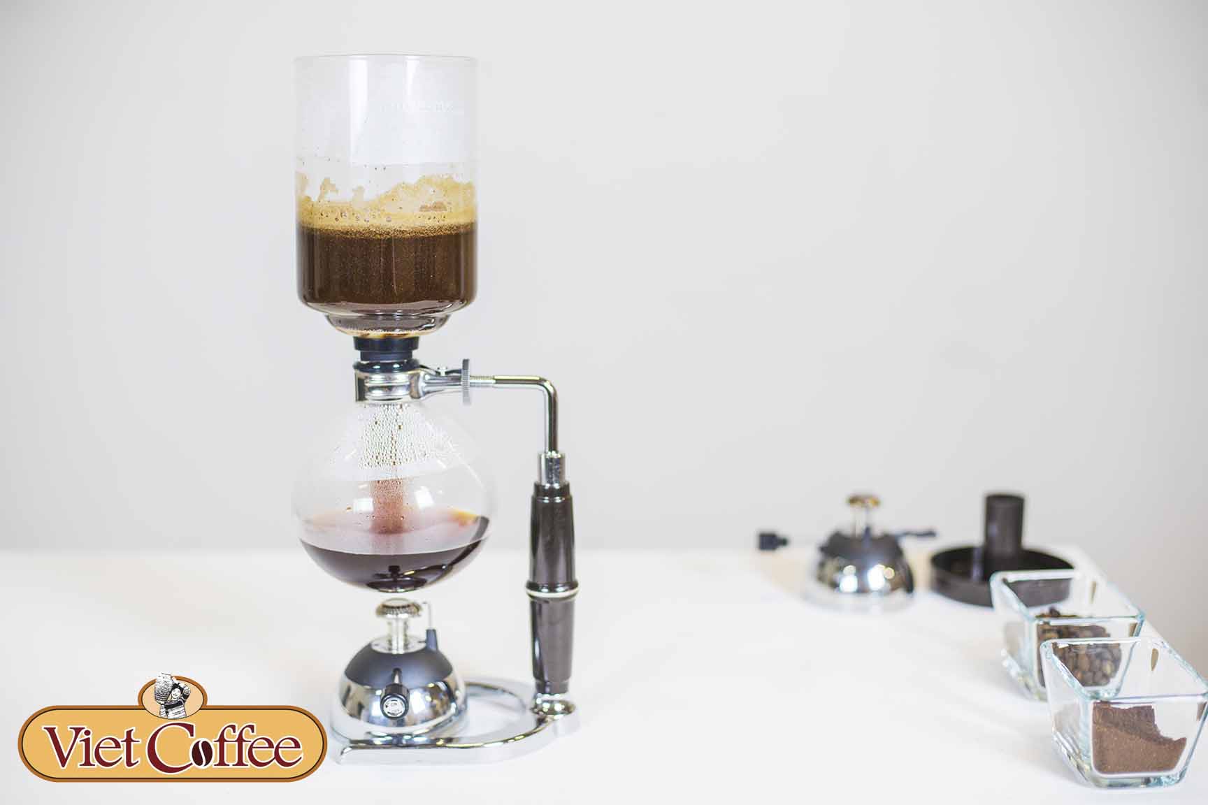 Making coffee by Syphon